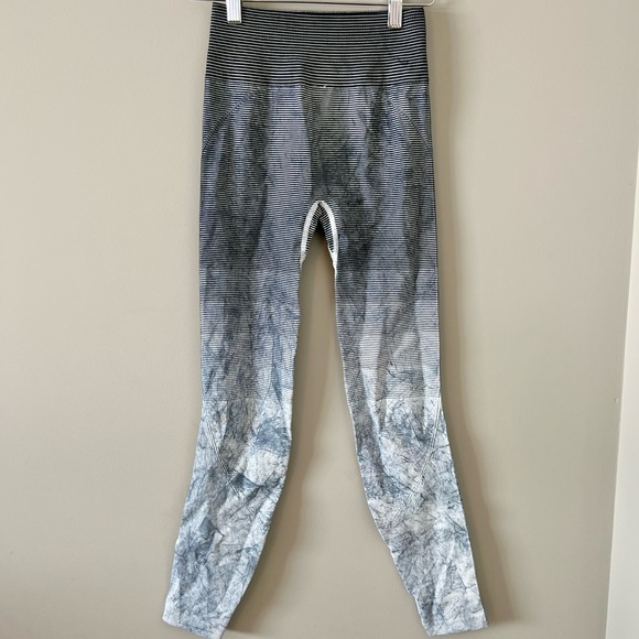 Lululemon Ebb to Train Tight *Wash White / Black / Luna Size 2 EUC - Picture 10 of 13